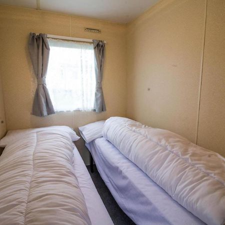6 Berth Caravan For Hire At Manor Park Holiday Park In Norfolk Ref 23025T Hunstanton Buitenkant foto