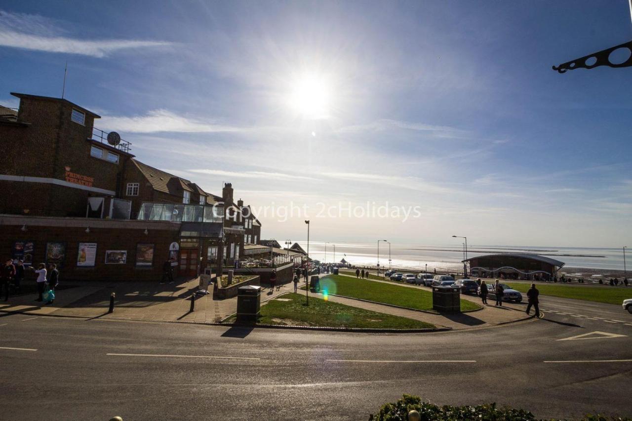 6 Berth Caravan For Hire At Manor Park Holiday Park In Norfolk Ref 23025T Hunstanton Buitenkant foto