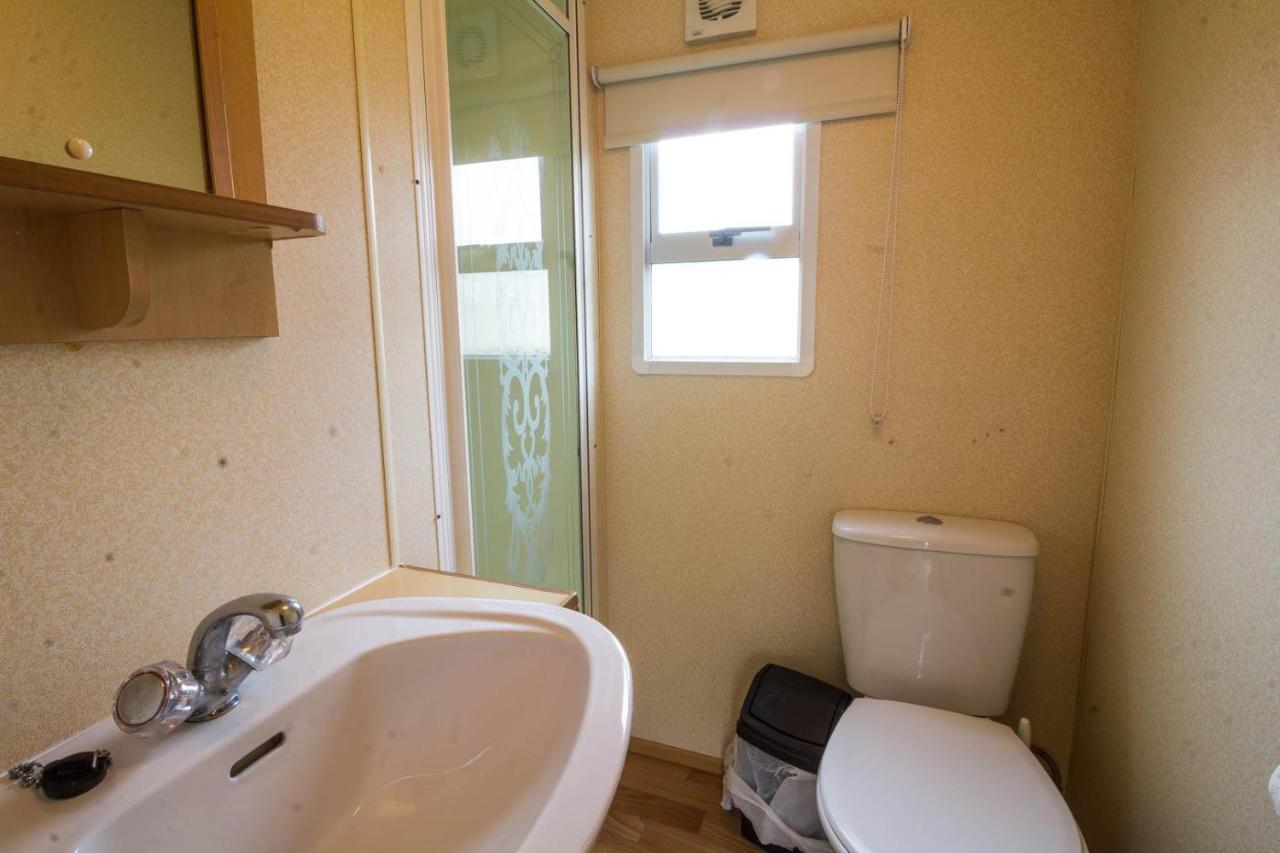 6 Berth Caravan For Hire At Manor Park Holiday Park In Norfolk Ref 23025T Hunstanton Buitenkant foto