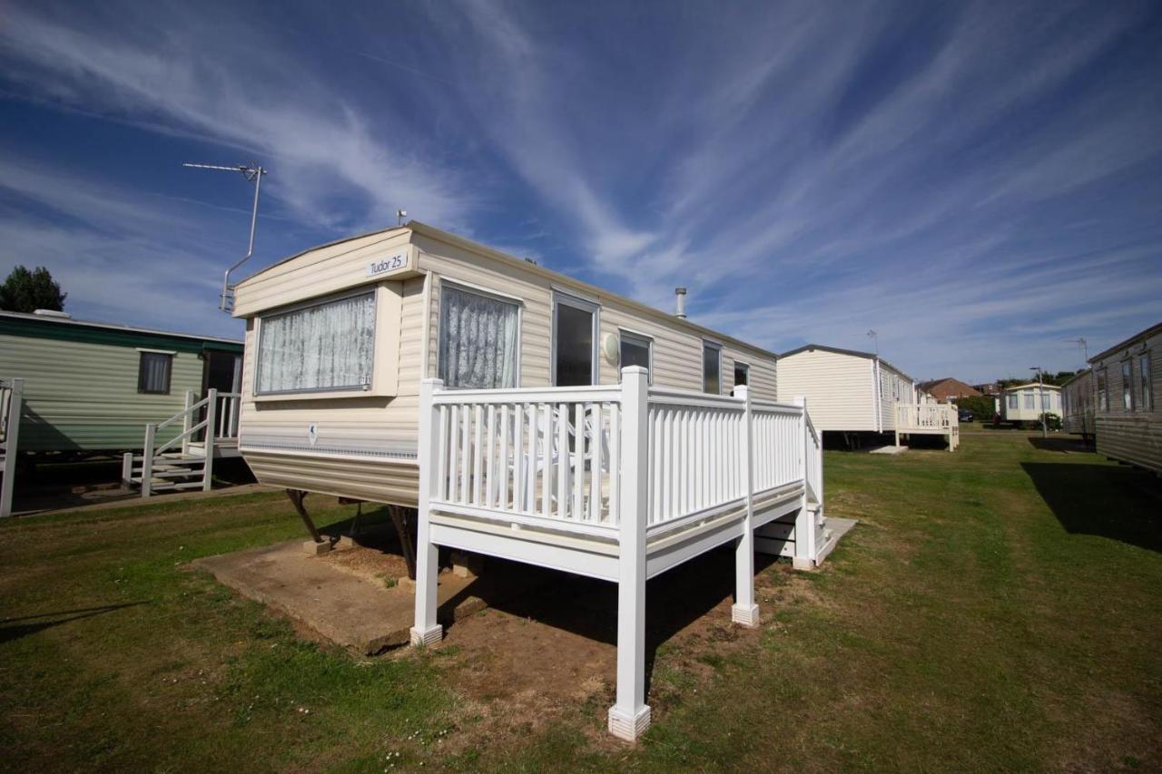 6 Berth Caravan For Hire At Manor Park Holiday Park In Norfolk Ref 23025T Hunstanton Buitenkant foto